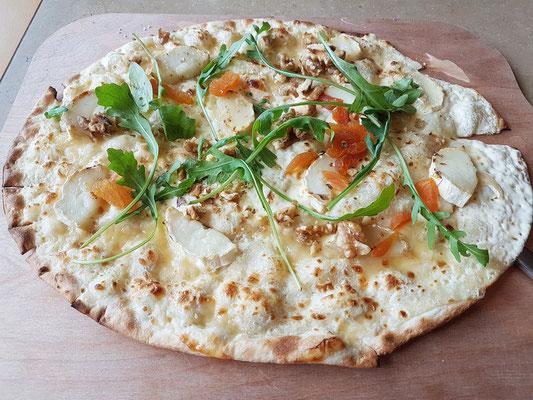 Flammkuchen provenzalisch mit Ziegenkäse in der Bar Celona