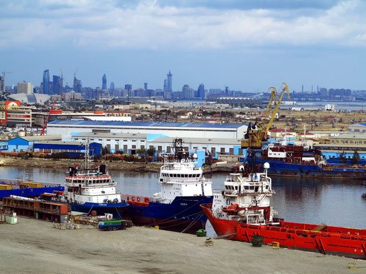 Blick von der Bibi-Heybat-Moschee auf die Ölanlagen und den Hafen, im Hintergrund das moderne Stadtzentrum von Baku