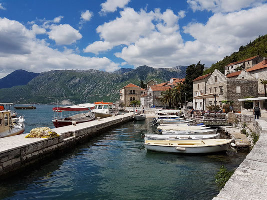 Kleiner Fischerhafen in Perast