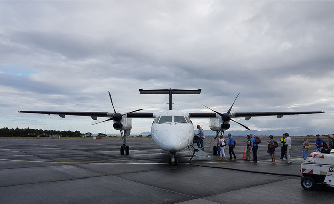 Unsere Bombardier Q 200 auf dem Flugfeld von Pico, Destination Ponta Delgada/São Miguel