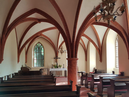 Klosterkapelle, früher Arbeits- und Studienraum der Zisterziensermönche (Brüdersaal). Sein dreigeteiltes Kreuzrippengewölbe ruht auf einer einzigen Säule in der Mitte des Raumes.