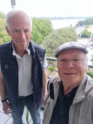 Walter und Frank auf dem Giebel-Balkon von Walters Wohnung