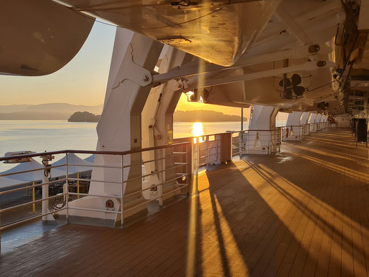 Sonnenaufgang auf Deck 5 im Hafen von Korfu