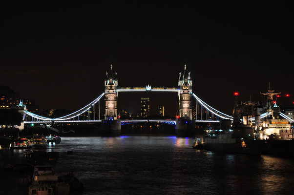 Blick von London Bridge nach Osten auf Tower Bridge bei Nacht