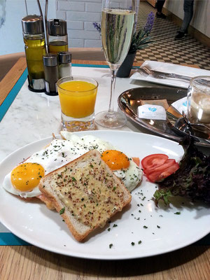 Frühstück im Avenue Café