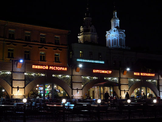 Blick auf Restaurants am Revulyutsii Platz