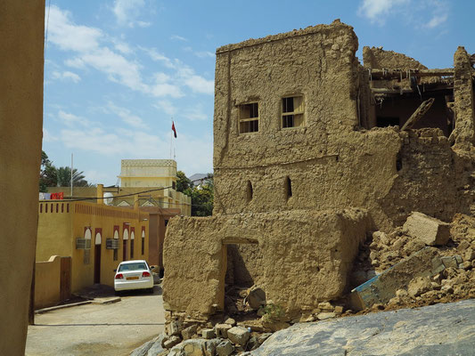 Al Hamra, alte Lehmhäuser und moderne Wohnhäuser