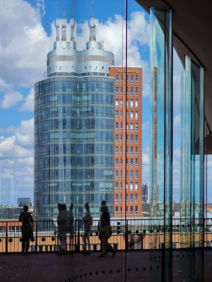 Columbus-Haus mit optischer Verzerrung durch die gewellten Glasscheiben der Elbphilharmonie