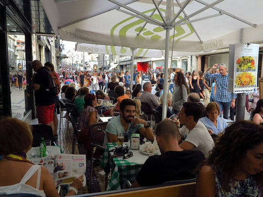 Samstagnachmittag auf der Rua de Santa Catarina