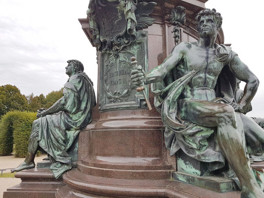 Reiterdenkmal Friedrich Franz II., Sockelfiguren stellen die vier Herrschertugenden dar: „Stärke“ (Wehrkraft), „Gerechtigkeit“ (Gesetz), „Weisheit“ und „Glaube“