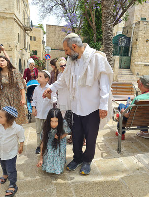 Jüdische Familie am Sabbath. Die Kinderzahl orthodoxer jüdischer Familien beträgt 7,2