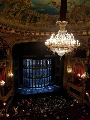 Blick vom Rang auf die Bühne mit dem Bühnenbild zu Lohengrin (Premiere am 19.4.2018)