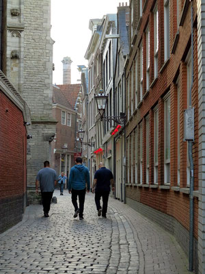 Gasse nördlich der Oude Kerk im Red Light District