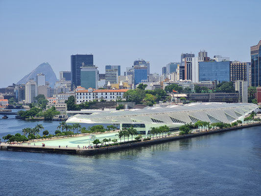 Museu do Amanhã (Santiago Calatrava), im Hintergrund der Zuckerhut von Rio