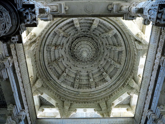 Ringschichtendecke aus vorkragenden Steinplatten über dem Meghanadamandapa. In der Mitte hängt der Lotusstein Padmashila herab.