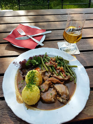 Lammbraten mit Bohnen und Kartoffelklößen