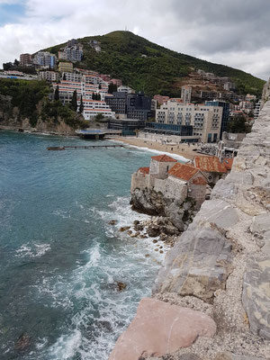 Blick von der Zitadelle von Budva auf das Kirchenensemble S. Sava und Sveti Marija in Punta, dahinter die Ferienanlage Avala Resort & Villas