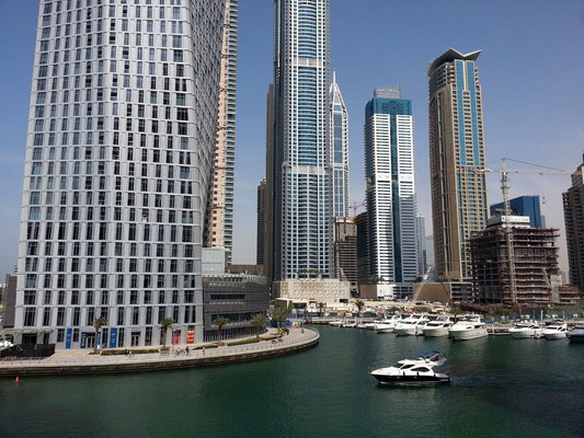 Dubai Marina, links der Cayan-Tower