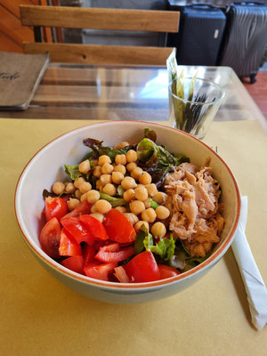 Kleiner Salat in der Wartepause, in der meine drei Reisebegleiter über den Berg von Riomaggiore nach Manarola laufen