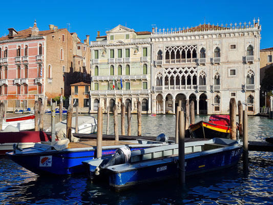 Ca' d'Oro, das bekannteste gotische Bauwerk Venedigs am Ufer des Canal Grande, Gipfel der venezianischen Palastarchitektur in gotischer Zeit, entstanden im zweiten Viertel des 15. Jh. 