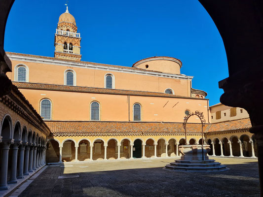 San Michele in Isola, Südseite und Kreuzgang