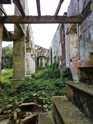 Kirchenruine von Ribeirinha, Blick in ein Seitenschiff