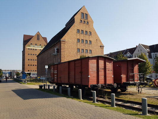 Alte Güterwaggons am Lokschuppen und Alter Speicher (Getreide AG) im Stadthafen (im Hintergrund)