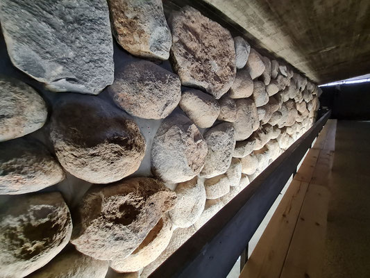 Yad Vashem, Hintere Wand in der Halle der Erinnerung