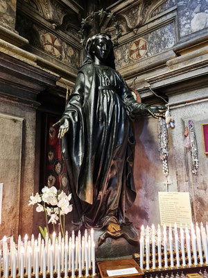 Flos Carmeli (lateinisch „Blume des Karmels“) ist eine marianische katholische Hymne und ein Gebet zu Ehren Unserer Lieben Frau vom Berge Karmel