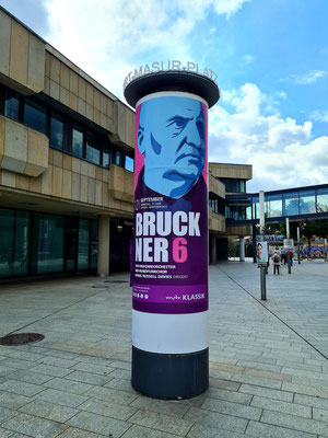 Kurt-Masur-Platz mit Litfaßsäule für das Bruckner-Matineekonzert