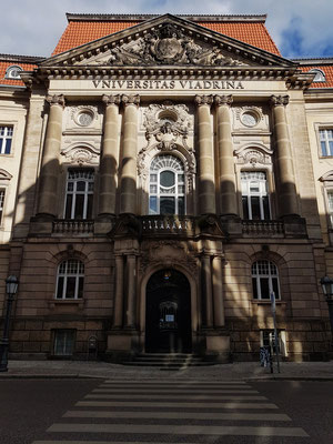 Europa-Universität Viadrina, Portal des Hauptgebäudes. Von 1506 bis 1811 erste brandenburgische Landesuniversität, mit bekannten Studiosi, darunter Wilhelm und Alexander von Humboldt