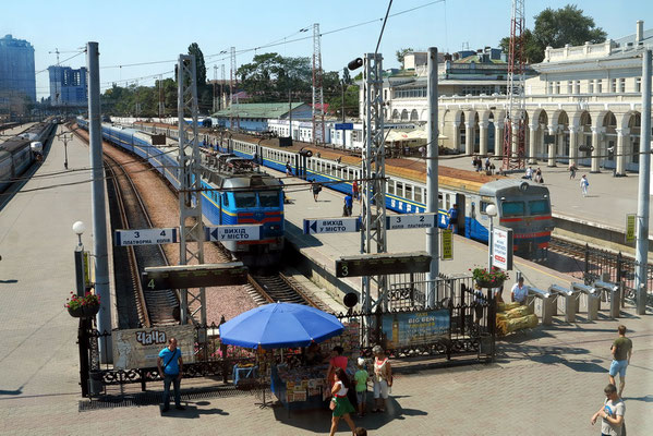 Blick aus dem Bahnhofsgebäude auf die offenen Bahnsteige