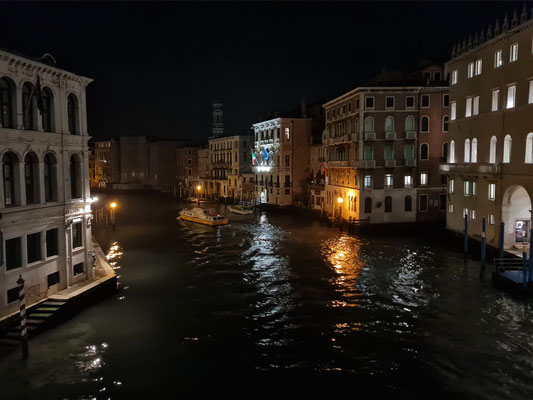 Blick von der Rialto-Brücke nach Norden auf den Canal Grande, rechts das Kaufhaus Fondaco dei Tedeschi