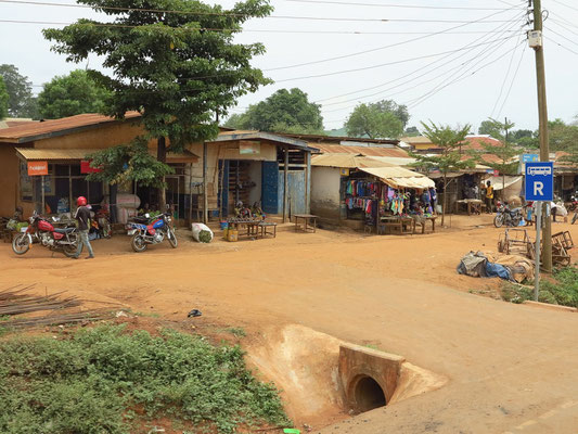 Dorf und Straßenmarkt an der Straße nach Bagamoyo