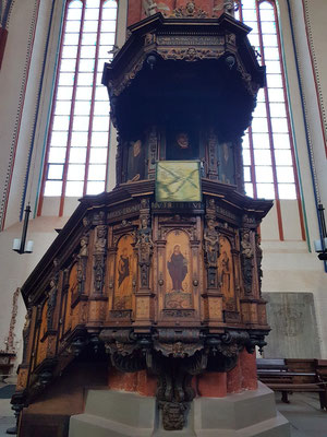 St. Marien. Wertvollstes Inventarstück ist die Kanzel von 1587, die von dem Rostocker Kunsttischler Mekelenborg angefertigt wurde.