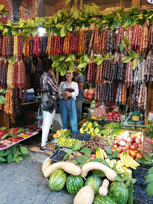 Obst- und Gemüsegeschäft in der Altstadt. Georgische Spezialität ist Tschurtschchela, das als Dessert gegessen wird. Dabei handelt es sich um Walnüsse oder Haselnüsse, die in der klassischen Form mit einer Traubensaft-Kuvertüre überzogen sind.