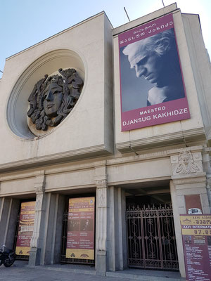 Vor dem Kakhidze Music Center in Tbilisi