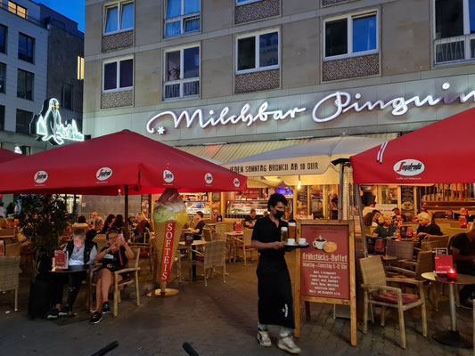 Restaurant Milchbar Pinguin, Café mit Eiscreme, leichten Gerichten und Frühstücksbuffet