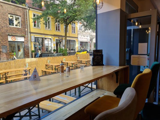 Fensterplatz im homely mit Blick auf die Straße Lange Reihe