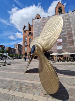 Schiffspropeller, dahinter Internationales Maritimes Museum Hamburg
