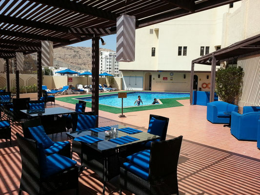 Swimmingpool und Außenrestaurant des Ruwi Hotels