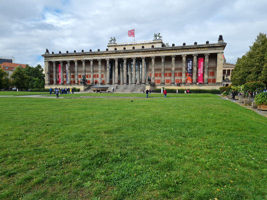 Altes Museum, römische und griechische Fundstücke in neoklassizistischem Gebäude mit 18 Säulen, Blick vom Lustgarten