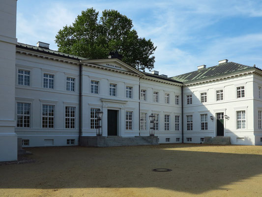 Schloss Neuhardenberg. 1785–1790 unter Joachim Bernhard von Prittwitz erbaut, 1820–1822 unter Fürst Karl August von Hardenberg zu einem zweigeschossigen, klassizistischen Landschloss umgebaut