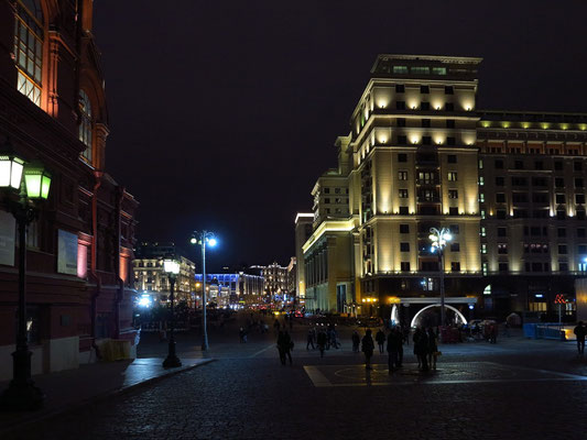 Blick vom Auferstehungstor zum Hotel Vier Jahreszeiten