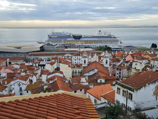 Blick vom Stadtteil Alfama auf die AIDAsol