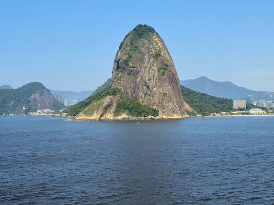Der Zuckerhut von Rio de Janeiro beim Einlaufen in der Hafen