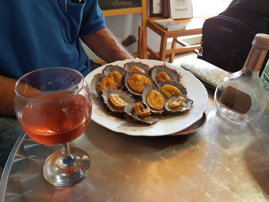 Lunch im Restaurante "O Pescador" in Ponta Delgada (Lapas = Napfschnecken mit Roséwein)