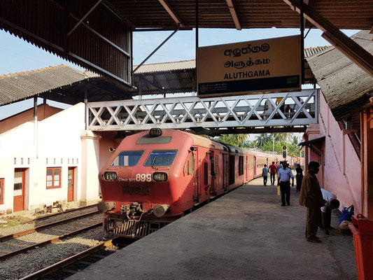 Expresszug im Bahnhof von Aluthgama