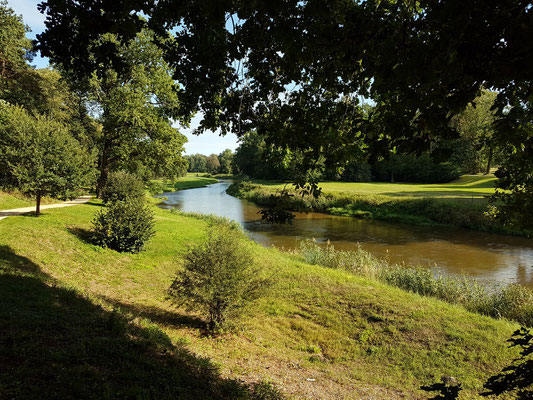 Im polnischen Teil des Parks mit Blick auf die Lausitzer Neiße