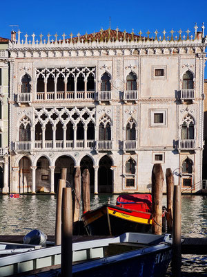 Ca' d'Oro, Blick vom gegenüberliegenden Ufer des Canal Grande. Formenreichtum des Maßwerks in den beiden Loggien der Obergeschosse.